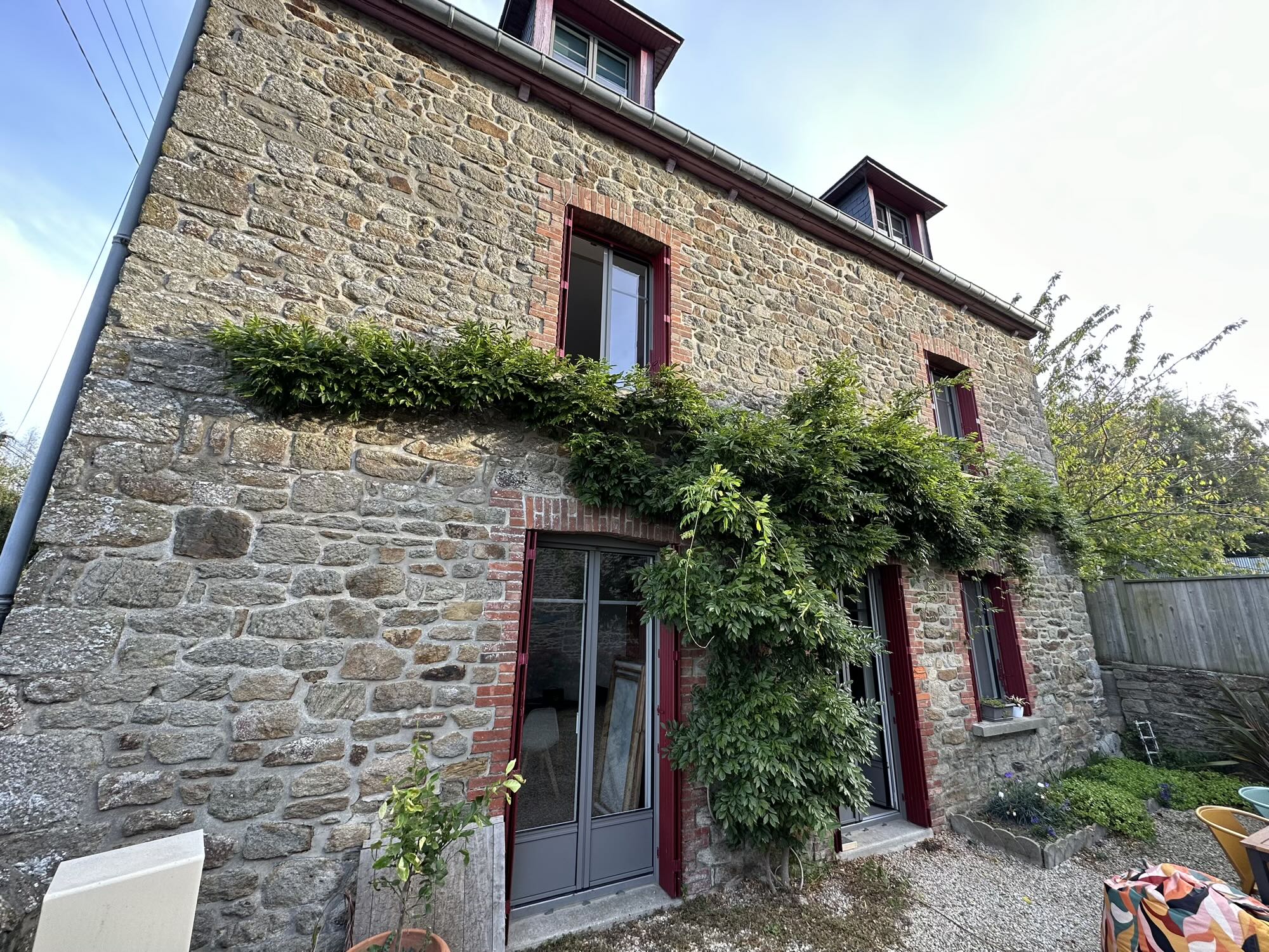 Chantier sur la belle commune de Saint Suliac (35430) .
Nettoyage et traitement des poutres sous toiture puis mise en peinture. 