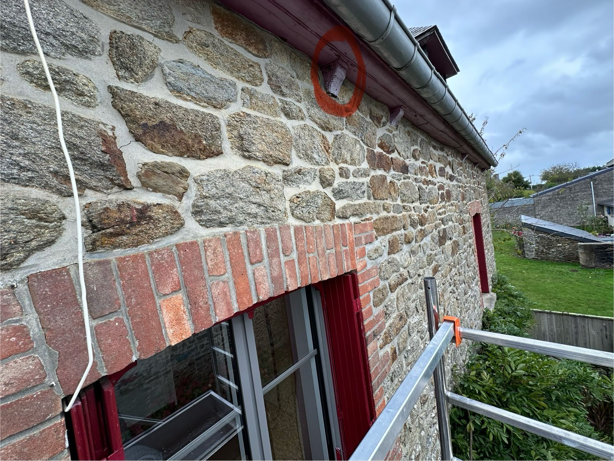 Chantier sur la belle commune de Saint Suliac (35430) .
Nettoyage et traitement des poutres sous toiture puis mise en peinture. 