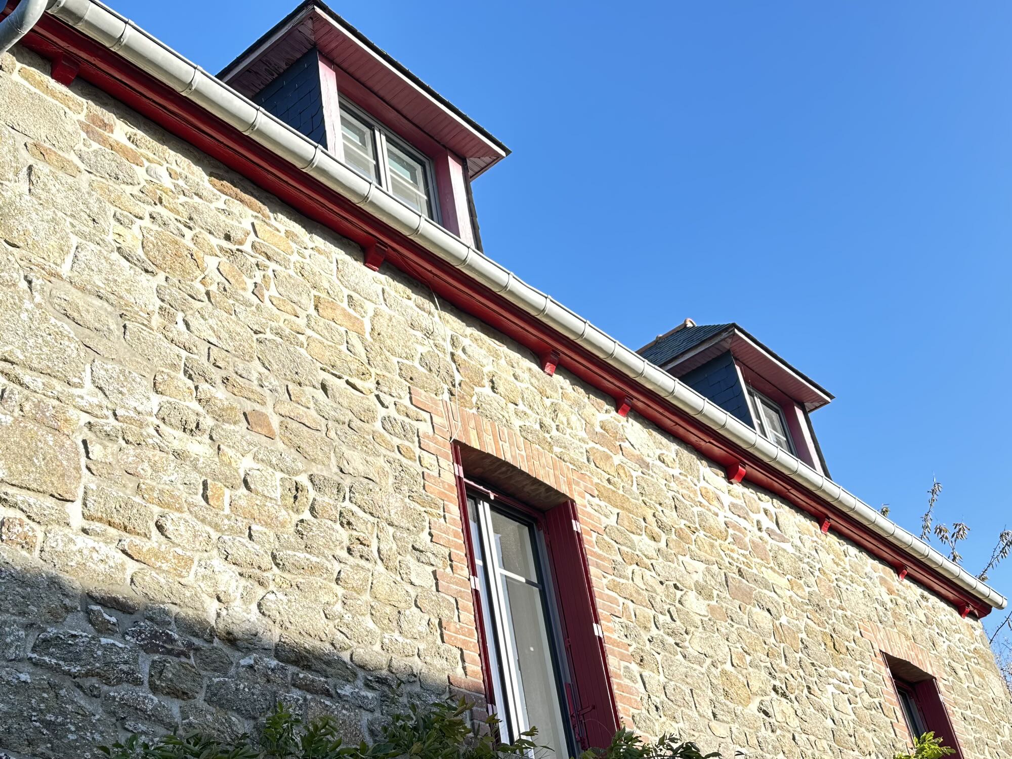 Chantier sur la belle commune de Saint Suliac (35430) .
Nettoyage et traitement des poutres sous toiture puis mise en peinture. 