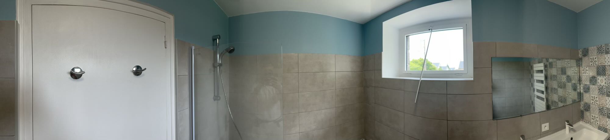 Chantier sur la commune de Plouer sur rance (22490).
Préparation des supports murs et plafond et mise en peinture des chambres, cuisine, pièce de vie etc… couleurs choisies par les propriétaires.