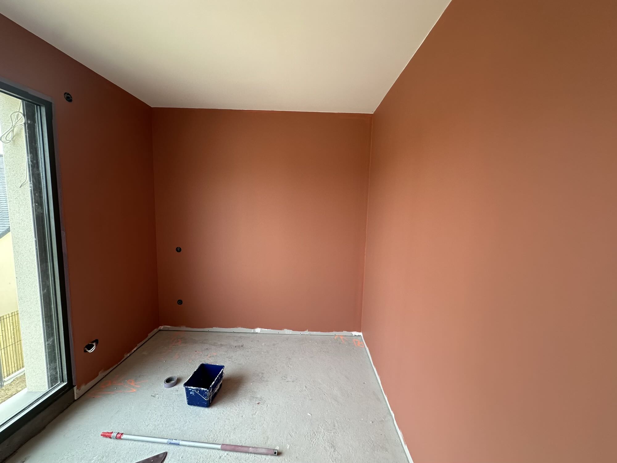 Chantier sur la commune de Plouer sur rance (22490).
Préparation des supports murs et plafond et mise en peinture des chambres, cuisine, pièce de vie etc… couleurs choisies par les propriétaires.