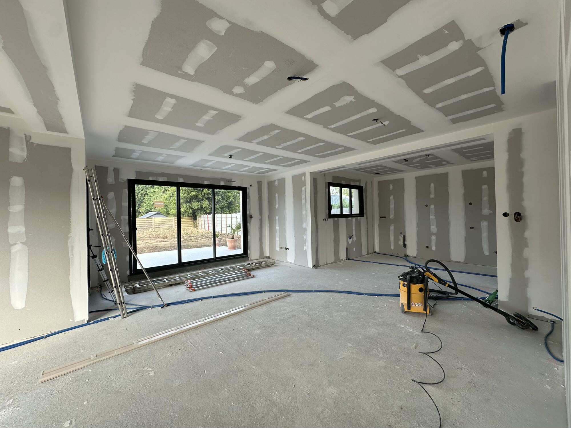 Chantier sur la commune de Plouer sur rance (22490).
Préparation des supports murs et plafond et mise en peinture des chambres, cuisine, pièce de vie etc… couleurs choisies par les propriétaires.
