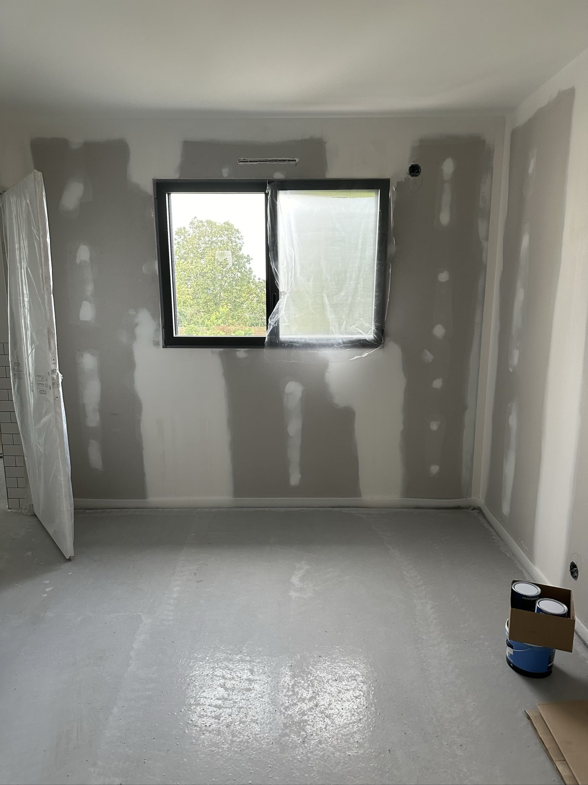 Chantier sur la commune de Plouer sur rance (22490).
Préparation des supports murs et plafond et mise en peinture des chambres, cuisine, pièce de vie etc… couleurs choisies par les propriétaires.