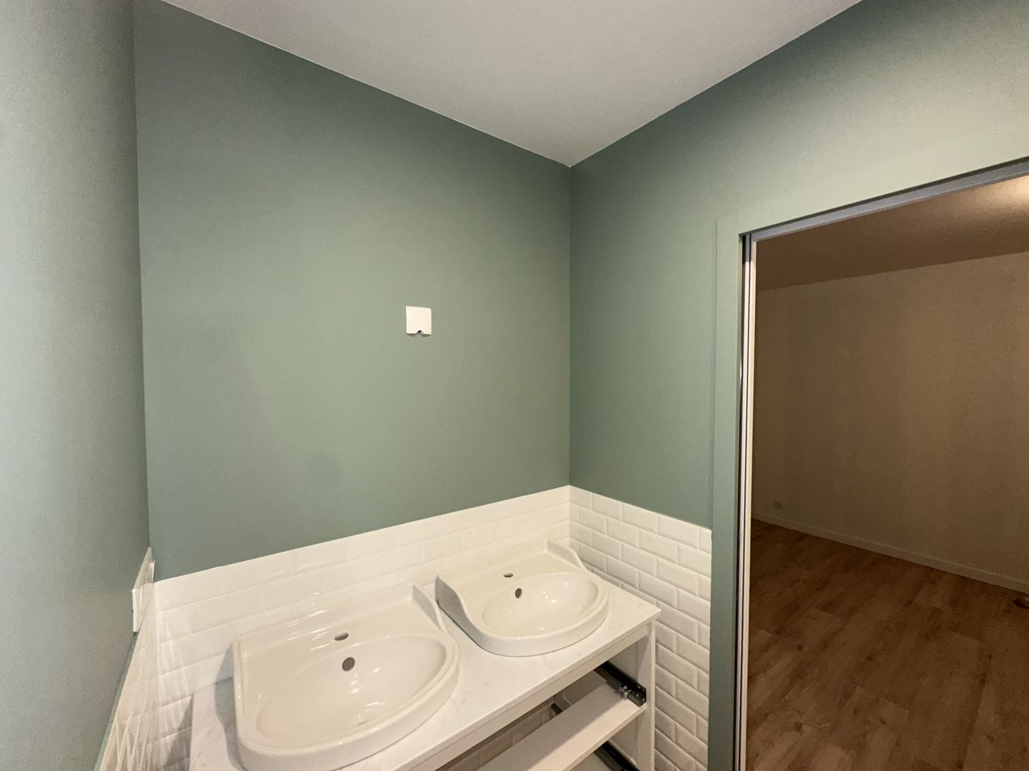 Chantier sur la commune de Plouer sur rance (22490).
Préparation des supports murs et plafond et mise en peinture des chambres, cuisine, pièce de vie etc… couleurs choisies par les propriétaires.